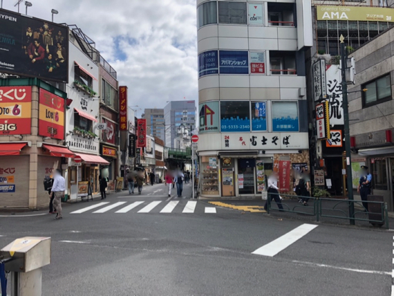 代々木駅西口の改札を出たところ、宝くじ売り場、富士そば、交番