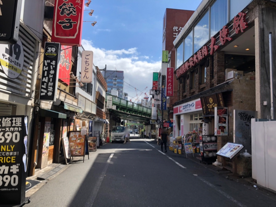 代々木駅西口から第三の眼 代々木店までの道筋１　右手に『ココカラファイン』、左手に『ごちとん』