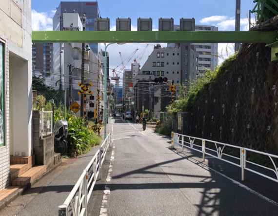 代々木駅西口から第三の眼・代々木店までの道筋３　踏切が見えてくる