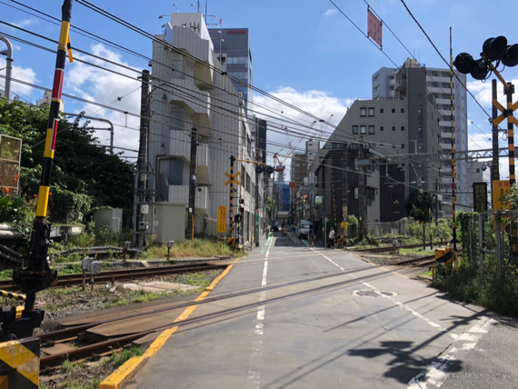 代々木駅から北参道へ向かう途中の踏切