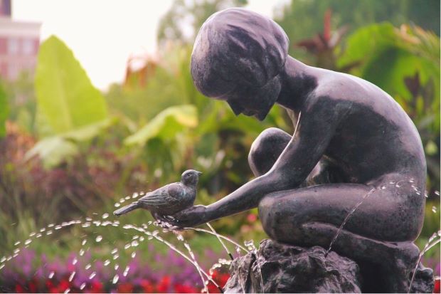 天秤座22度のサビアンシンボル「噴水で鳥に水をやる子供」