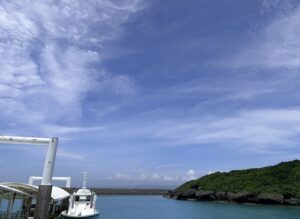 バスと船を乗り継いで久高島へ